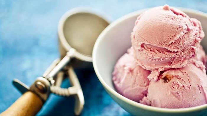 Delicious strawberry ice cream in a bowl.