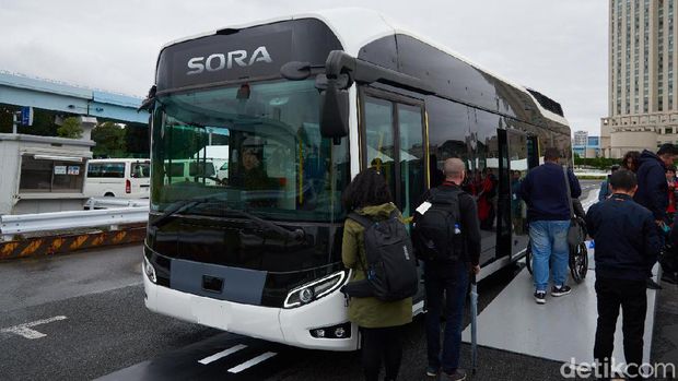 Canggih! Sopir Bus Ini Bisa Lepas Tangan saat Tiba di Terminal