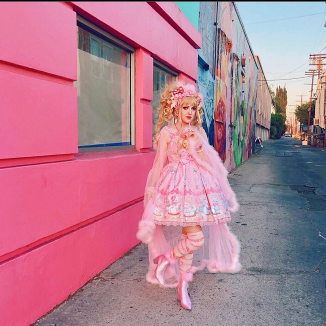 Wanita berusia 27 tahun ini pun mengaku suka menantang dirinya sendiri untuk kreatif berubah menjadi bentuk diri yang rumit. Di luar tampilan saya seperti boneka hidup, saya terlihat cukup androgini dan menyukai berbagai jenis mode alternatif sehingga dualitas dalam memilih siapa yang saya inginkan sangat menyenangkan!, jelasnya. Foto: Instagram