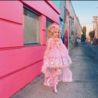 Wanita berusia 27 tahun ini pun mengaku suka menantang dirinya sendiri untuk kreatif berubah menjadi bentuk diri yang rumit. Di luar tampilan saya seperti boneka hidup, saya terlihat cukup androgini dan menyukai berbagai jenis mode alternatif sehingga dualitas dalam memilih siapa yang saya inginkan sangat menyenangkan!, jelasnya. Foto: Instagram