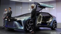 Mobil dilengkapi dengan teknologi otonom, jadi kalau pengendara mau nyetir, cukup pakai gesture lewat tangan, maka setir yang posisi tadinya di dasbor akan lebih mendekat ke arah pengemudi.