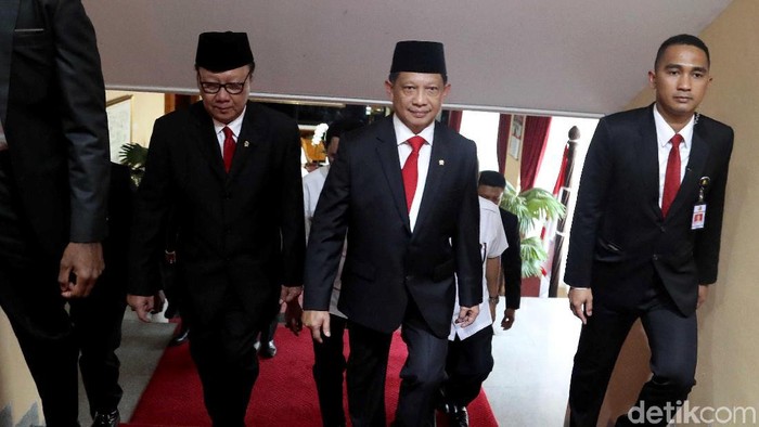 Tito Karnavian hadiri acara serah terima jabatan di Kantor Kemendagari. Mantan Mendagri Tjahjo Kumolo turut hadir di acara tersebut.