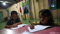 Muhammad Irsya dan Dwi Putri belajar bersama dibawah sinar lampu PLN di Desa Sabang Mawang, Pulau Tiga, Natuna, Kepulauan Riau. Mereka tampak kompak dan bersemangat dalam mengerjakan tugas kelompok. Disini aliran listrik telah 24 jam sehingga memudahkan anak-anak untuk belajar. Agung Pambudhy/detikcom.
