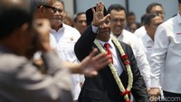 Rencananya hari ini akan digelar upacara serah terima jabatan Menko Polhukam dari Wiranto ke Mahfud. 