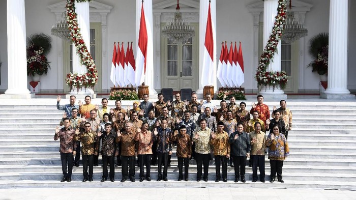 Presiden Joko Widodo (kiri) didampingi Wapres Maruf Amin memperkenalkan jajaran menteri Kabinet Indonesia Maju di tangga beranda Istana Merdeka, Jakarta, Rabu (23/10/2019). ANTARA FOTO/Wahyu Putro A/foc.