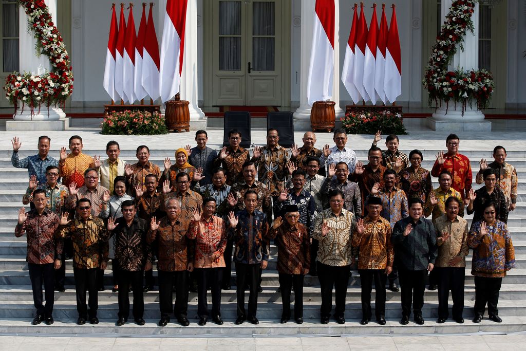 Indonesian President Joko Widodo, Vice President Ma'ruf Amin, and newly appointed cabinet ministers pose for photographers before the inauguration of new cabinet ministers for Widodo's second term, at the Presidential Palace in Jakarta, October 23, 2019. REUTERS/Willy Kurniawan