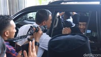 Sebelum mobil Arief berlalu, tampak Kahumas Kemenpar sekaligus ketua Tim Crisis Center Kemenpar, Guntur Sakti yang memegang erat tangan Arief sebelum pergi. Semasa menjabat posisi Menpar, Guntur Sakti memang diketahui dekat dengan Arief Yahya (Randy/detikcom)