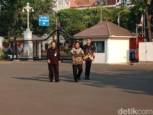 Berbatik, Mahfud Md hingga Prabowo Merapat ke Istana