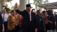 Sebelumnya, Presiden Joko Widodo (Jokowi) mengatakan, seiring dengan perubahan nama kementerian yang dipimpin Luhut, maka dia mendapat tambahan tugas dari Jokowi yakni memastikan realisasi investasi.