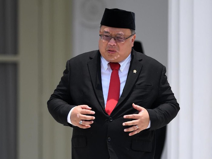 Menristek Bambang Brodjonegoro bersiap mengikuti foto bersama seusai pelantikan menteri Kabinet Indonesia Maju di Beranda Halaman Istana Merdeka, Jakarta, Rabu (23/10/2019). ANTARA FOTO/Wahyu Putro A/foc.