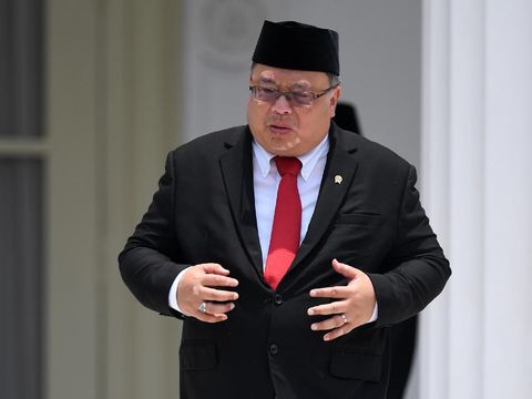 Menristek Bambang Brodjonegoro bersiap mengikuti foto bersama seusai pelantikan menteri Kabinet Indonesia Maju di Beranda Halaman Istana Merdeka, Jakarta, Rabu (23/10/2019). ANTARA FOTO/Wahyu Putro A/foc.