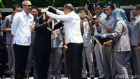 Mahfud langsung dikalungi rangkaian bunga mawar putih oleh Sesmenko Polhukam Letjen Tri Soewandono.