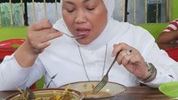 Saat berkunjung ke Jawa Tengah, Ida Fauziah menyempatkan untuk mencicip kuliner khas Solo, yaitu Tengkleng di warung makan kaki lima. Foto: Instagram @idafauziyahnu
