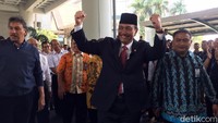 Luhut nampak mengangkat kedua tangan mengepal begitu tiba di Kementerian Koordinator Kemaritiman. Senyum semringah pun nampak di bibirnya.