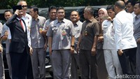 Mahfud tiba di Kantor Kemenko Polhukam, Jalan Medan Merdeka Barat sekitar pukul 12.25 WIB. Mantan Ketua Mahkamah Konstitusi itu sempat memberikan penghormatan kepada para pegawai Kemenko Polhukam.