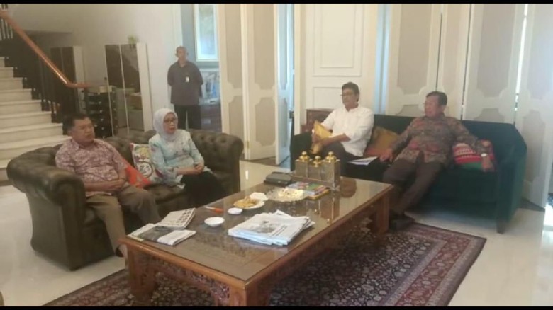 Bersama Istri, JK Saksikan Pelantikan Kabinet Indonesia Maju dari Rumahnya Bersama Istri, JK Saksikan Pelantikan Kabinet Indonesia Maju dari Rumahnya