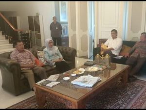 Bersama Istri, JK Saksikan Pelantikan Kabinet Indonesia Maju dari Rumahnya