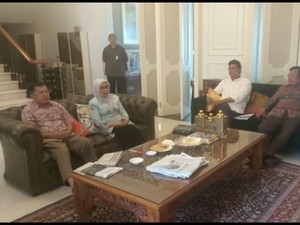 Bersama Istri, JK Saksikan Pelantikan Kabinet Indonesia Maju dari Rumahnya
