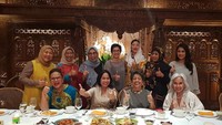 Wanita kelahiran 16 Juli 1969 tersebut juga kompak kulineran dengan teman-temannya. Banyak aneka menu yang dihidangkan di momennya kali ini. Foto: Instagram @idafauziyahnu