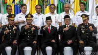 Presiden Joko Widodo (Jokowi) telah menunjuk Jenderal (Purn) Tito Karnavian sebagai Menteri Dalam Negeri (Mendagri). Jokowi mengatakan Tito bertanggung jawab terhadap urusan di daerah. Jokowi juga berpesan Tito mengurusi kepastian hukum di daerah terkait investasi. Sedangkan, Tjahjo Kumolo tetap membantu Joko Widodo (Jokowi) di kabinet. Bila sebelumnya dia merupakan Mendagri, kini Tjahjo duduk di posisi baru sebagai Menpan RB.