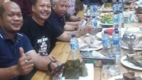 Menikmati kopi sepertinya jadi hobi Syahrul. Kali ini ia ngopi bersama rekan partainya. Foto: Instagram syahrulyasinlimpo