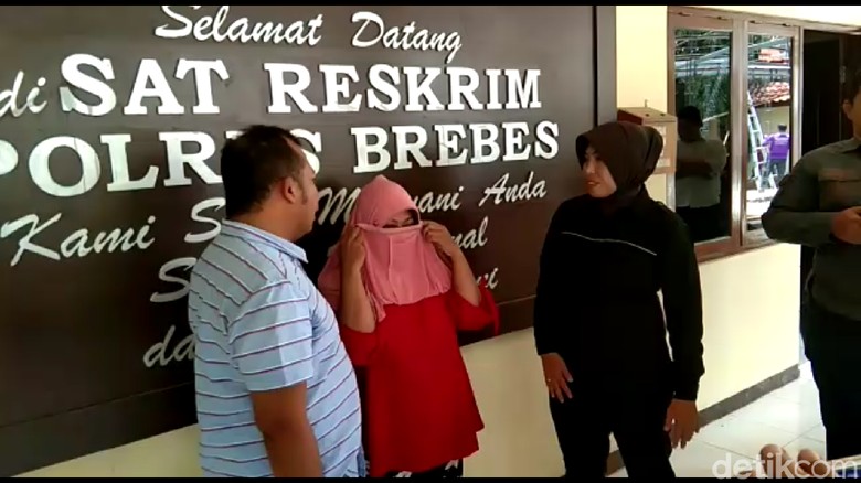 Rekrut Calon TKI Ilegal, Ibu Rumah Tangga di Brebes Dibekuk Polisi Rekrut Calon TKI Ilegal, Ibu Rumah Tangga di Brebes Dibekuk Polisi