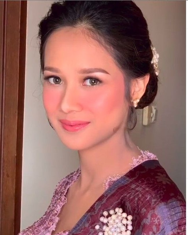 Mendampingi Wishnutama dilantik sebagai menteri, Gista Putri mempercayakan Marlene Hariman untuk merias dirinya. Makeup artist langganan Raisa itu mendandani Gista dengan riasan flawless yang semakin membuat kecantikannya bersinar. Foto: Instagram