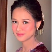 Mendampingi Wishnutama dilantik sebagai menteri, Gista Putri mempercayakan Marlene Hariman untuk merias dirinya. Makeup artist langganan Raisa itu mendandani Gista dengan riasan flawless yang semakin membuat kecantikannya bersinar. Foto: Instagram