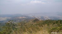Batu Dua menawarkan pemandangan indah dengan latar belakang Waduk Jatigede. Selain birunya air, wisatawan juga bisa menikmati view indah pulau-pulau di Waduk Jatigede. (Mukhlis/detikcom)