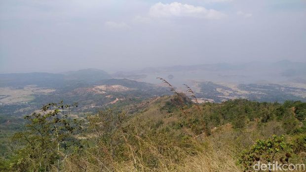 Batu Dua, Spot Terbaik Paralayang dengan Pemandangan Menawan