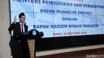 Senyum Nadiem dan Muhadjir Saat Sertijab Mendikbud