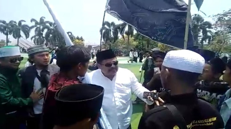 Viral Video Larangan Bendera Tauhid di HSN Cianjur, Ini Penjelasan Panitia Viral Video Larangan Bendera Tauhid di HSN Cianjur, Ini Penjelasan Panitia