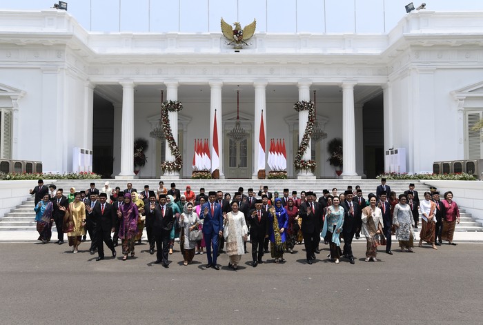 Presiden Joko Widodo didampingi Wapres Maruf Amin berfoto bersama jajaran menteri Kabinet Indonesia Maju yang baru dilantik dengan didampingi istri dan suami mereka di Istana Merdeka, Jakarta, Rabu (23/10/2019). ANTARA FOTO/Puspa Perwitasari/foc.
