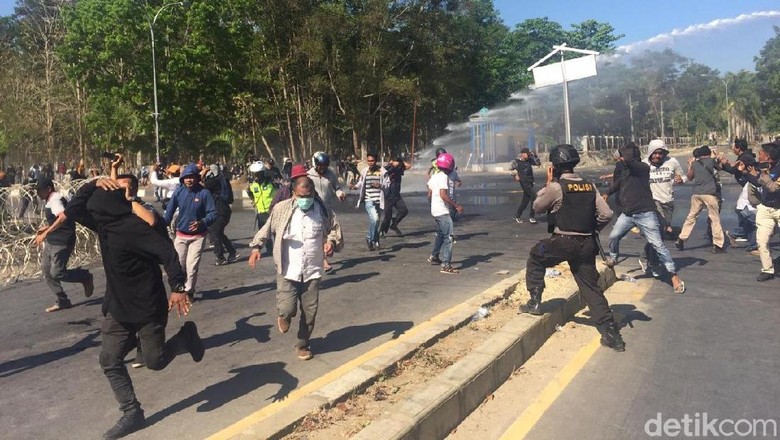 Jurnalis di Kendari Diintimidasi Saat Liput Demo, Polisi Minta Maaf Jurnalis di Kendari Diintimidasi Saat Liput Demo, Polisi Minta Maaf
