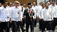 Mahfud kemudian masuk ke dalam gedung Kemenko Polhukam.