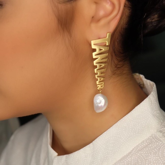 Menariknya, ibu satu anak ini juga memaksimalkan gayanya dengan sepasang anting unik bernuansa emas. Anting berbentuk tulisan Tanah Air itu merupakan keluaran Tulola Jewelry, label lokal besutan Happy Salma dan Sri Dewi Luce. Franka Makarim menjabat sebagai co-owner Tulola yang sekaligus mengurusi divisi bisnisnya. (Foto: Instagram/@ferryfahrizal)