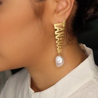 Menariknya, ibu satu anak ini juga memaksimalkan gayanya dengan sepasang anting unik bernuansa emas. Anting berbentuk tulisan Tanah Air itu merupakan keluaran Tulola Jewelry, label lokal besutan Happy Salma dan Sri Dewi Luce. Franka Makarim menjabat sebagai co-owner Tulola yang sekaligus mengurusi divisi bisnisnya. (Foto: Instagram/@ferryfahrizal)