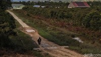 Warga melintas di kawasan jalan pedesaan Kecamatan Krayan, Kabupaten Nunukan, Kalimantan Utara. Di Kecamatan Krayan, masih banyak desa yang belum merasakan infrastruktur jalan yang baik. Pradita Utama/detikcom.