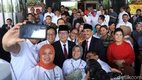 Tepat siang tadi, Rabu (23/10), mantan Menpar Arief Yahya menyerahkah mandat pada penerusnya, Menparekraf Wishnutama. Usai sertijab, keduanya tampak berfoto selfie bersama jajarannya (Randy/detikcom)