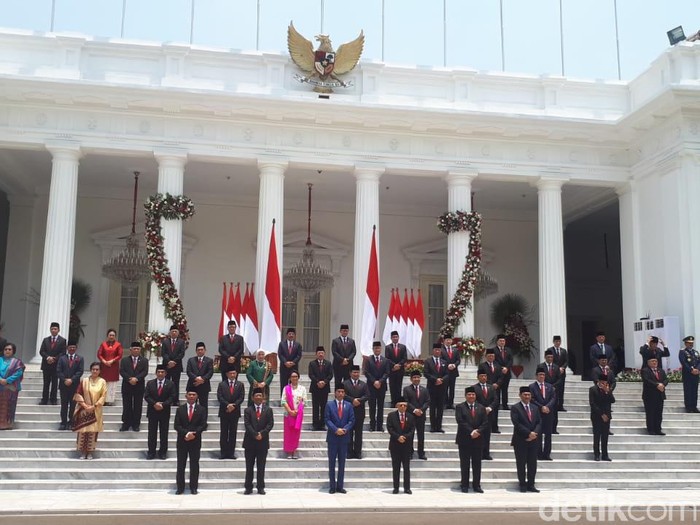 Para menteri Kabinet Indonesia Maju berfoto bersama usai pelantikan di Istana.