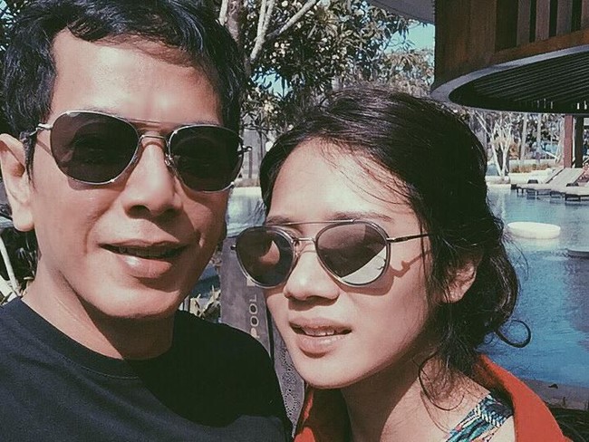 Adu Gaya Makan Istri Menteri yang Cantik dan Modis
