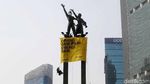 Spanduk Kuning Greenpeace Juga Mejeng di Patung Bundaran HI