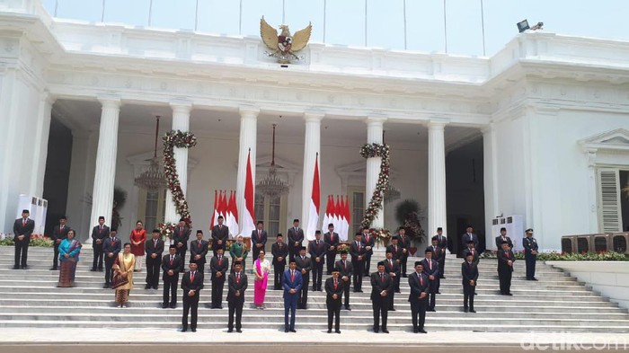 Jokowi-Maruf foto bersama menteri Kabinet Indonesia Maju.