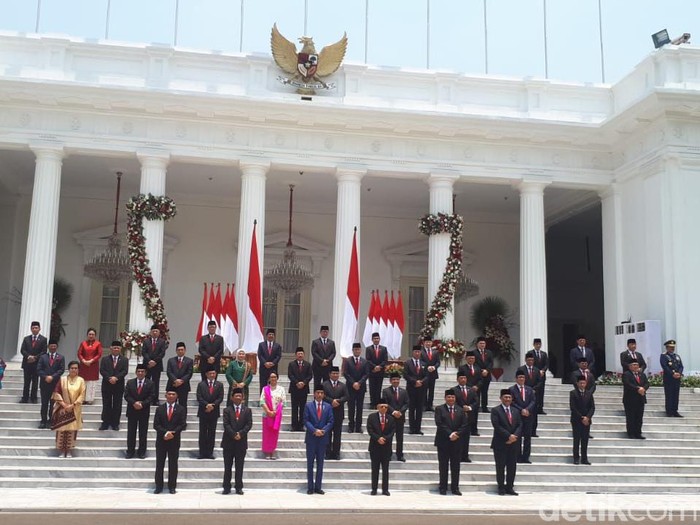 Jokowi-Maruf foto bersama menteri Kabinet Indonesia Maju.