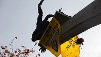Selain bertuliskan Orang Baik Pilih Energi Baik salah satu sisi spanduk tersebut juga bertuliskan Lawan Perusak Hutan.