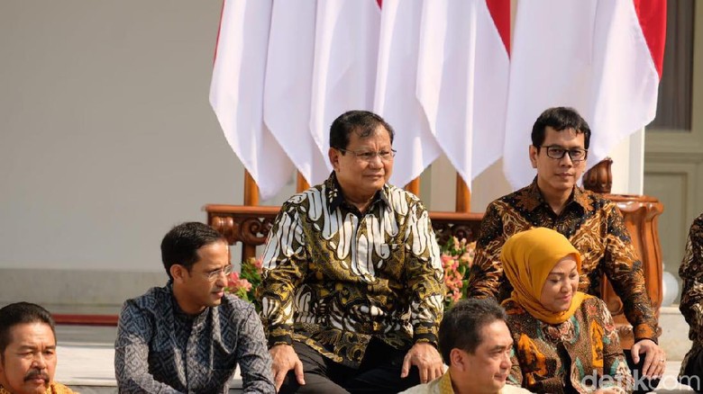 Kenalkan Prabowo Jadi Menhan, Jokowi: Beliau Lebih Tahu Tugasnya dari Saya Kenalkan Prabowo Jadi Menhan, Jokowi: Beliau Lebih Tahu Tugasnya dari Saya