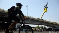 Aksi membentangkan spanduk raksasa tersebut dilakukan oleh para aktivis dari Greenpeace Indonesia.