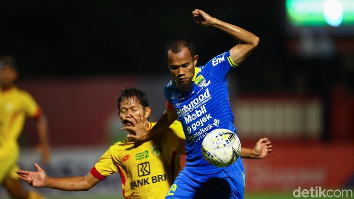 Supardi Nasir menjaga penguasaan bola dari Adam Alis saat Bhayangkara FC mengghadapi Pesib Bandung