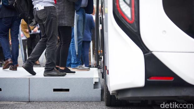 Canggih! Sopir Bus Ini Bisa Lepas Tangan saat Tiba di Terminal