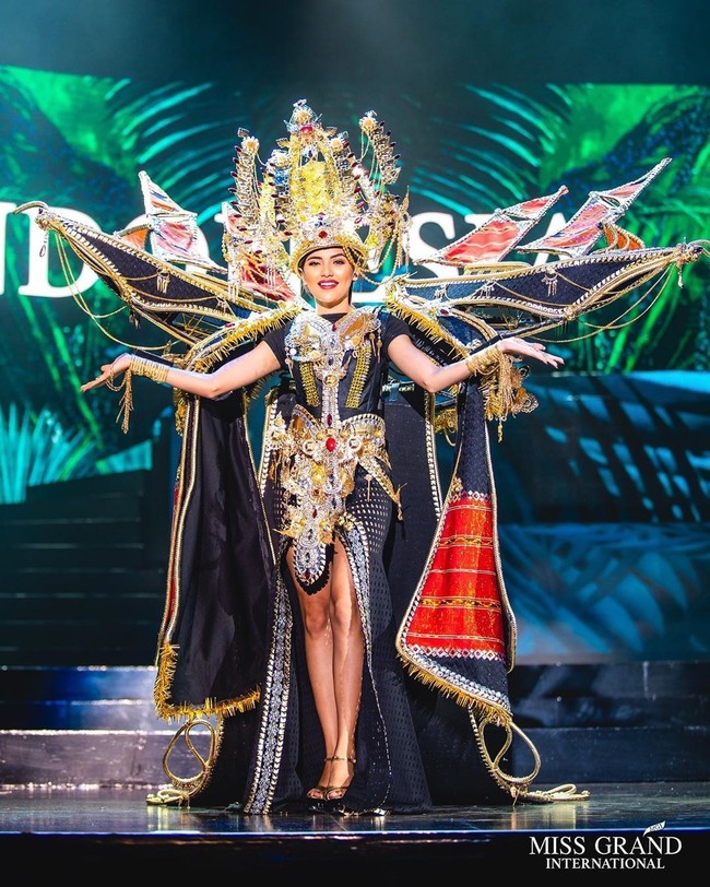 Inilah penampilan Sarlin Jones memakai kostum nasional bertemakan kapal Pinisi di ajang Miss Grand International 2019 yang tengah digelar di Venezuela. Foto: Dok. Instagram Sarlin Jones